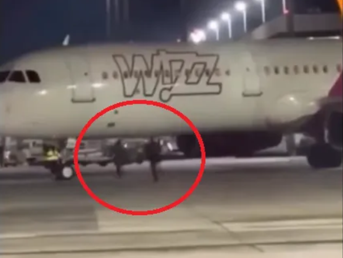 Đến chậm giờ, hành khách chạy đuổi theo máy bay đòi vào bằng được- Ảnh 1.