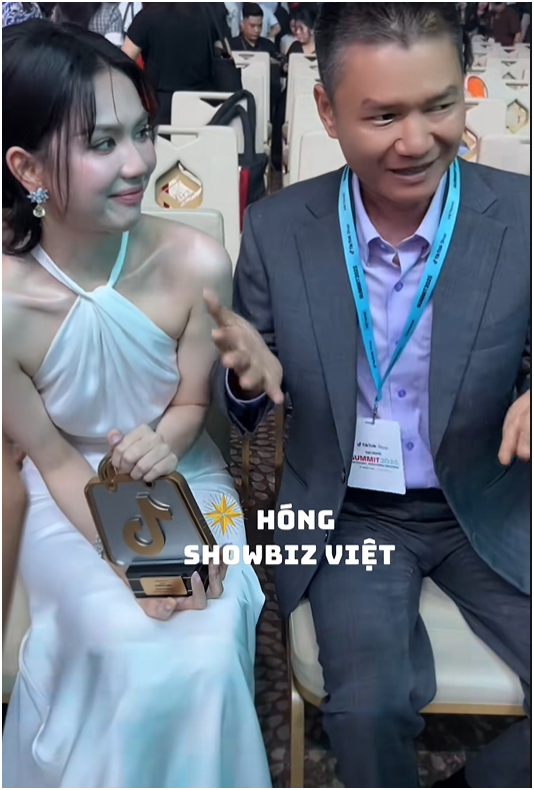 CLIP: "Bắt trọn" cảnh Ngọc Trinh và Chủ tịch dép Nesty trên sân pickleball, có gì lạ mà khiến dân mạng cười ngất- Ảnh 6.