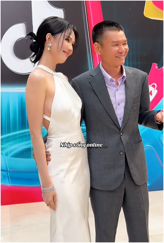 CLIP: "Bắt trọn" cảnh Ngọc Trinh và Chủ tịch dép Nesty trên sân pickleball, có gì lạ mà khiến dân mạng cười ngất- Ảnh 4.