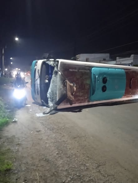 Điều tra vụ lật xe chở công nhân ở Tây Ninh, 10 người nhập viện- Ảnh 1.