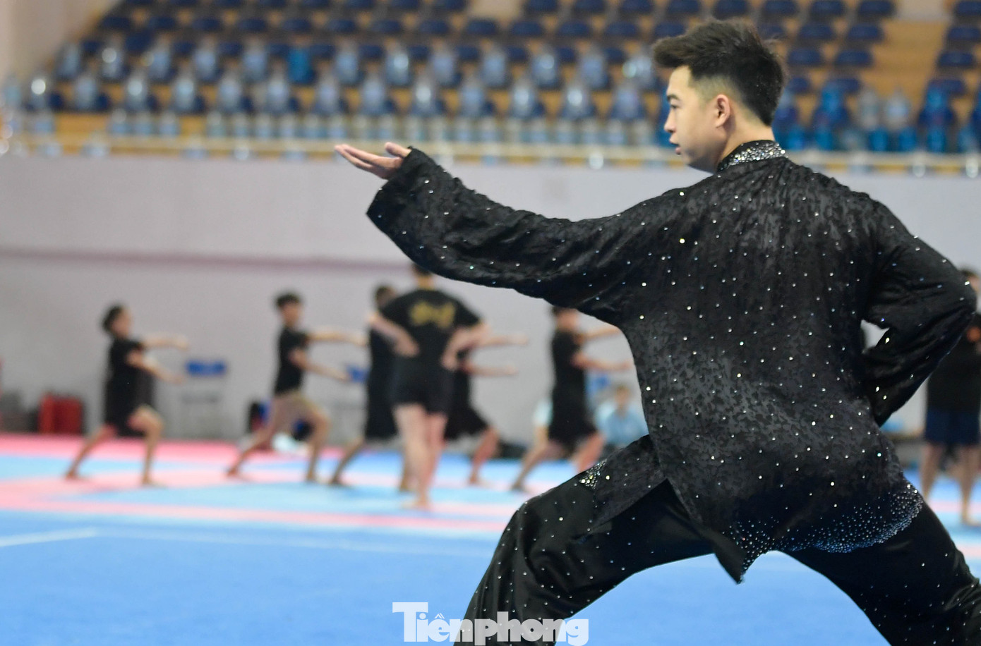 SEA Games 33: Chiêm ngưỡng thần thái đầy mê hoặc của các tuyển thủ wushu Việt Nam- Ảnh 1.