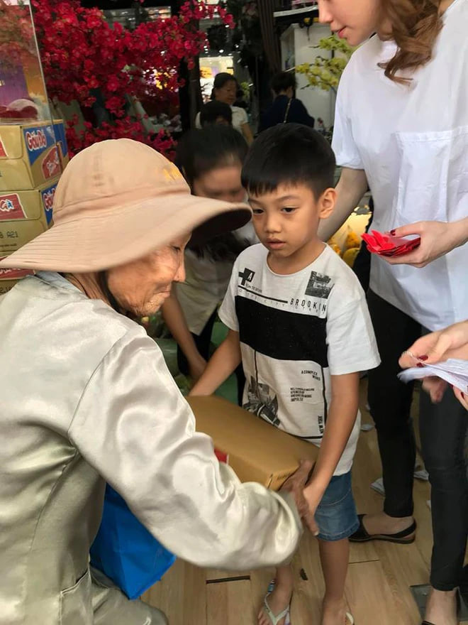 Ảnh chụp lén Subeo tại điểm nhận đồ cứu trợ khiến Cường Đô La giật mình- Ảnh 5.