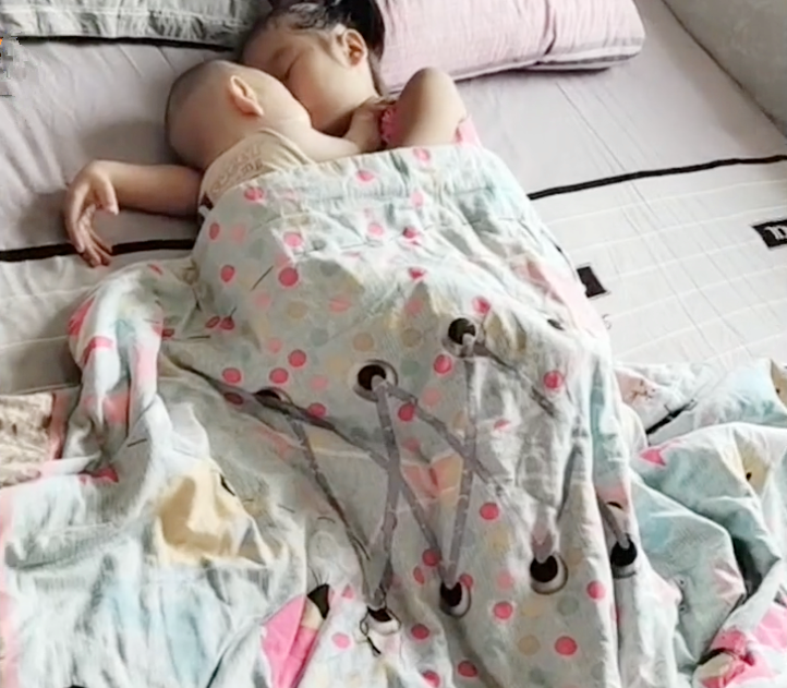 Chị và em ngủ trên giường, mẹ nhấc chăn lên thì thấy cảnh tượng khó quên- Ảnh 1.