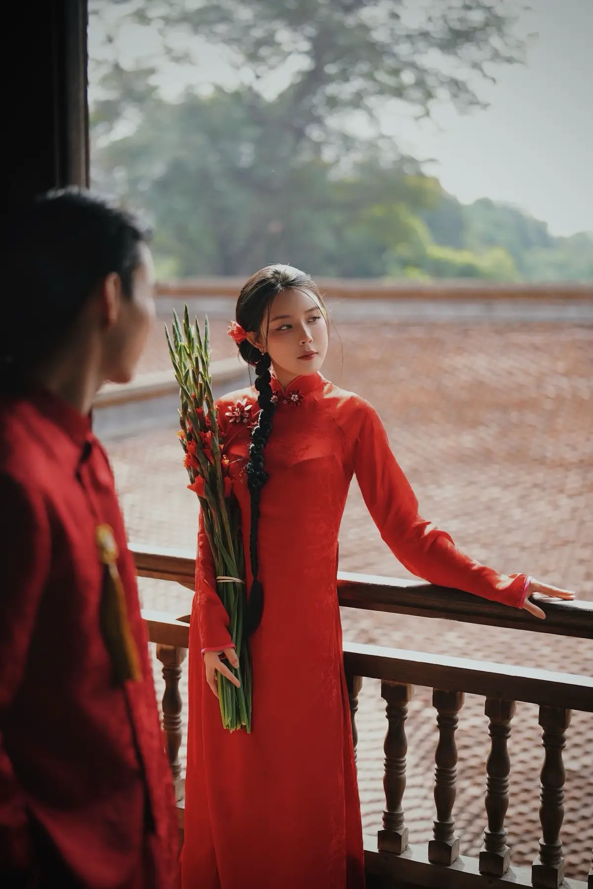 Văn Thanh chụp ảnh áo dài cứ ngỡ ăn hỏi với bạn gái gia thế "trâm anh thế phiệt" - Ảnh 3. Văn Thanh chụp ảnh áo dài cứ ngỡ ăn hỏi với bạn gái gia thế "trâm anh thế phiệt" - Ảnh 3.