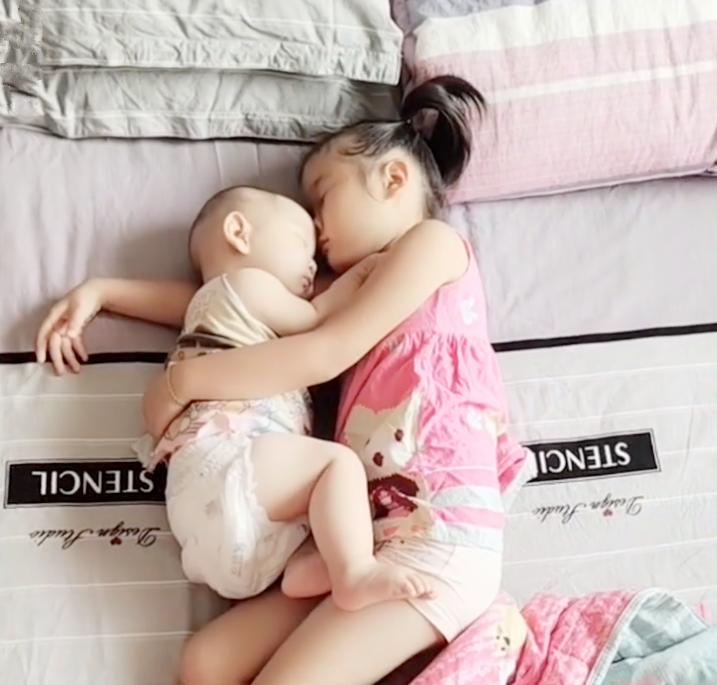 Chị và em ngủ trên giường, mẹ nhấc chăn lên thì thấy cảnh tượng khó quên- Ảnh 2.