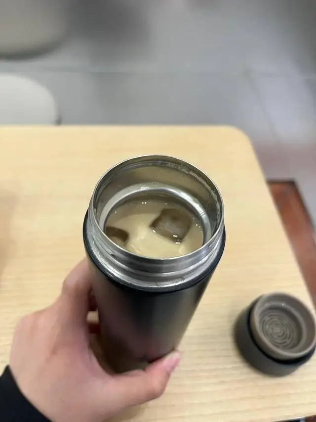 4 thứ tuyệt đối KH&Ocirc;NG đựng trong b&igrave;nh giữ nhiệt, ai vẫn l&agrave;m sẽ phải hối hận- Ảnh 3.