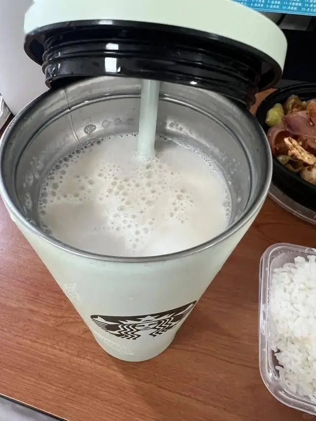 4 thứ tuyệt đối KH&Ocirc;NG đựng trong b&igrave;nh giữ nhiệt, ai vẫn l&agrave;m sẽ phải hối hận- Ảnh 1.