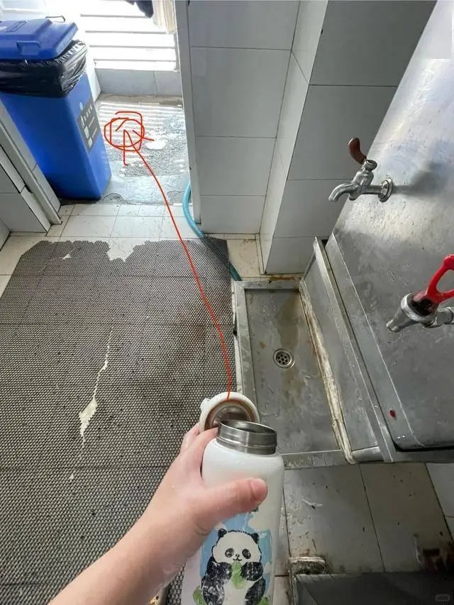 4 thứ tuyệt đối KH&Ocirc;NG đựng trong b&igrave;nh giữ nhiệt, ai vẫn l&agrave;m sẽ phải hối hận- Ảnh 6.