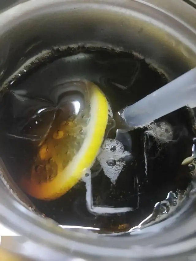 4 thứ tuyệt đối KH&Ocirc;NG đựng trong b&igrave;nh giữ nhiệt, ai vẫn l&agrave;m sẽ phải hối hận- Ảnh 4.