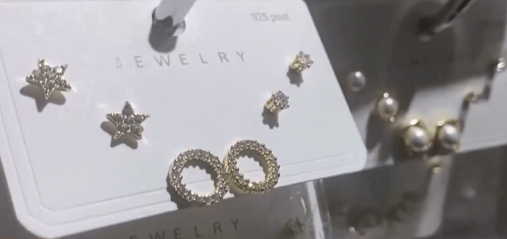 Nhiều mẫu trang sức bị phát hiện chứa chất gây ung thư vượt chuẩn 9.000 lần, bất ngờ vì nơi bán được nhiều người lựa chọn - Ảnh 3.