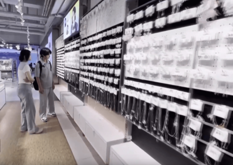 Nhiều mẫu trang sức bị phát hiện chứa chất gây ung thư vượt chuẩn 9.000 lần, bất ngờ vì nơi bán được nhiều người lựa chọn - Ảnh 1.