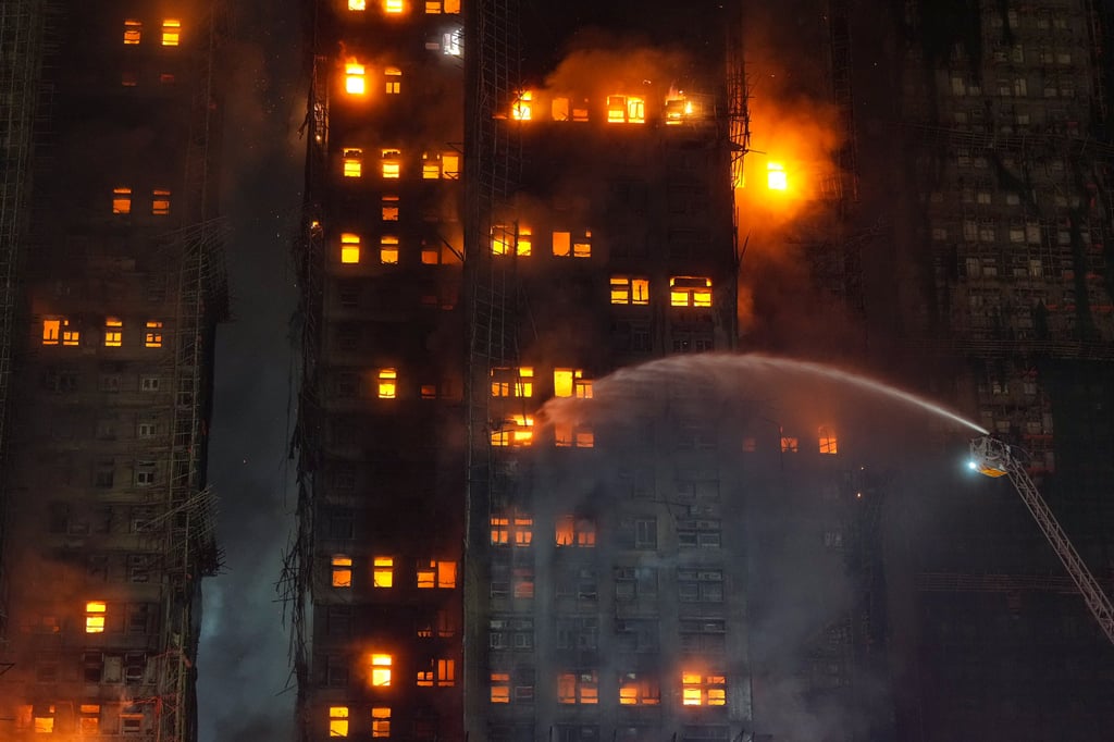 Toàn cảnh vụ cháy thảm họa nhất 3 thập kỷ ở Hong Kong (Trung Quốc): Số người tử vong chạm mốc 36, 10 tiếng cả thành phố vật lộn trong kinh hoàng- Ảnh 6. Toàn cảnh vụ cháy thảm họa nhất 3 thập kỷ ở Hong Kong (Trung Quốc): Số người tử vong chạm mốc 36, 10 tiếng cả thành phố vật lộn trong kinh hoàng- Ảnh 6.