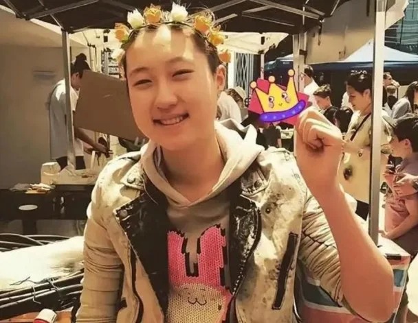 Xót xa cảnh "con rơi" Thành Long sống lang bạt nghèo khổ, bán hàng rong nuôi bạn gái đồng giới- Ảnh 1. Xót xa cảnh "con rơi" Thành Long sống lang bạt nghèo khổ, bán hàng rong nuôi bạn gái đồng giới- Ảnh 1.