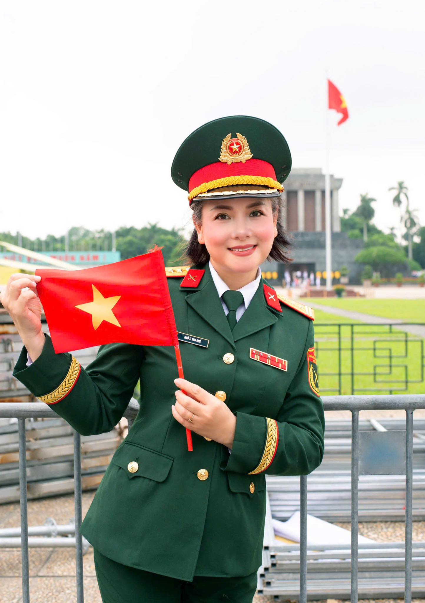 Nữ Đại tá là NSND, U60 tóc bạc trắng vẫn trẻ đẹp khó tin: Tập tạ thường xuyên, chồng là tài tử, đẹp trai - Ảnh 2.