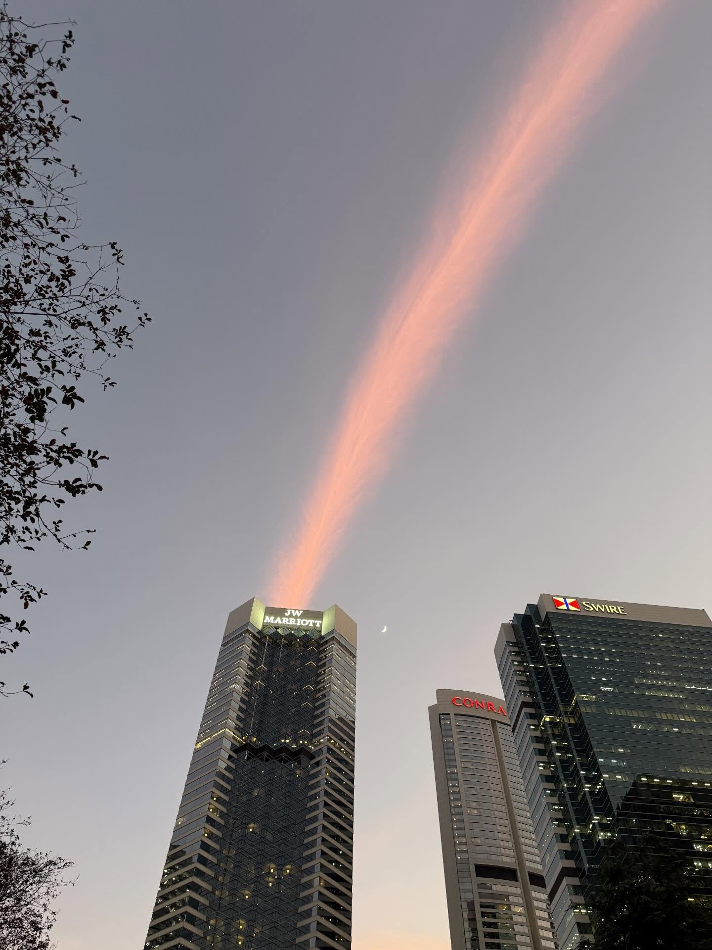 "C&acirc;y cầu lạ" xuất hiện tr&ecirc;n bầu trời Hong Kong (Trung Quốc) sau 3 tiếng vụ ch&aacute;y như tận thế- Ảnh 7.