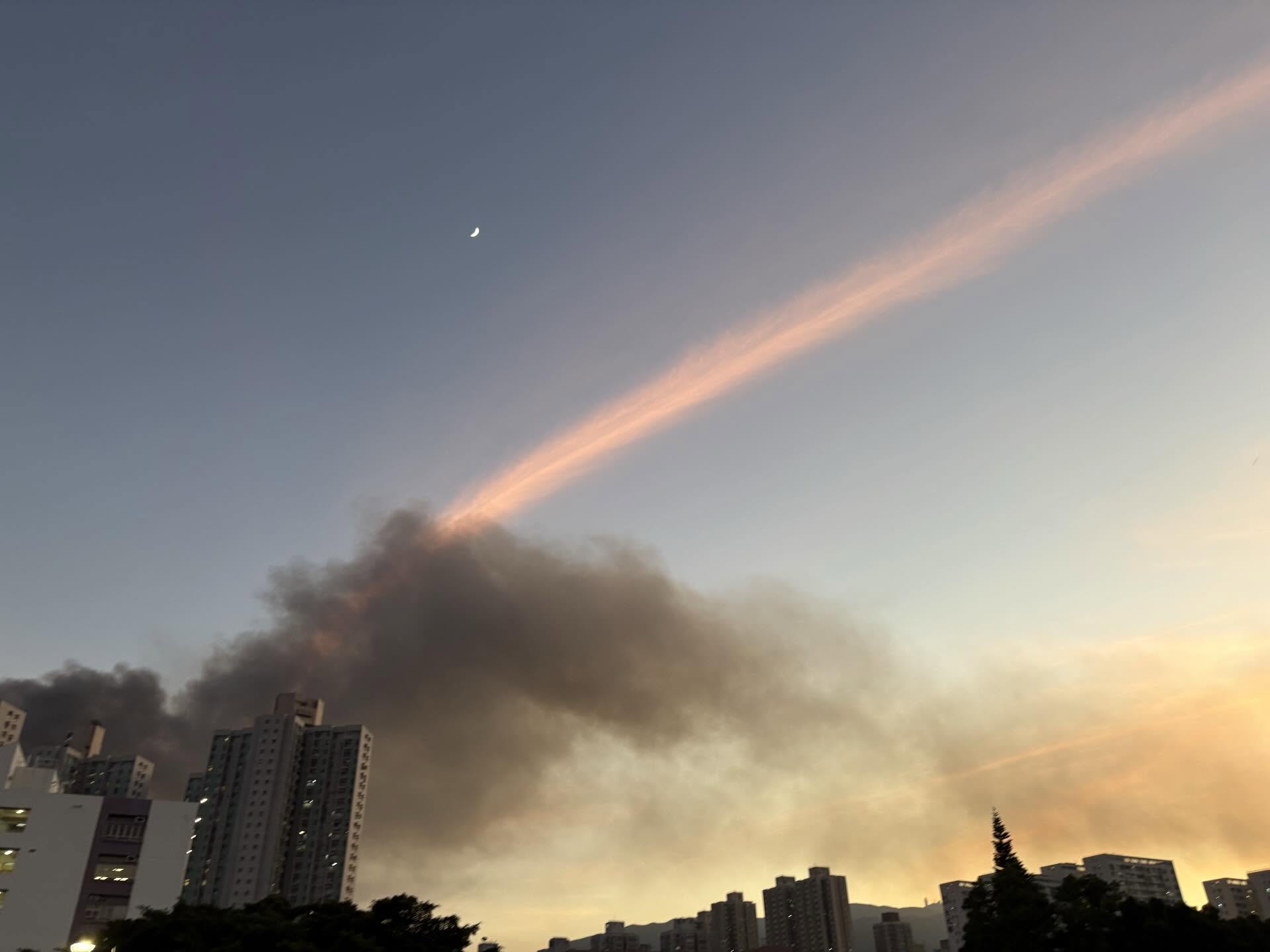 "C&acirc;y cầu lạ" xuất hiện tr&ecirc;n bầu trời Hong Kong (Trung Quốc) sau 3 tiếng vụ ch&aacute;y như tận thế- Ảnh 8.