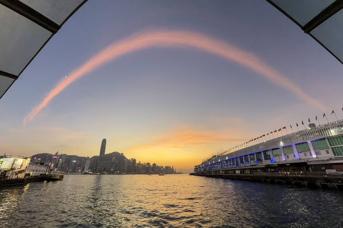 "C&acirc;y cầu lạ" xuất hiện tr&ecirc;n bầu trời Hong Kong (Trung Quốc) sau 3 tiếng vụ ch&aacute;y như tận thế- Ảnh 10.