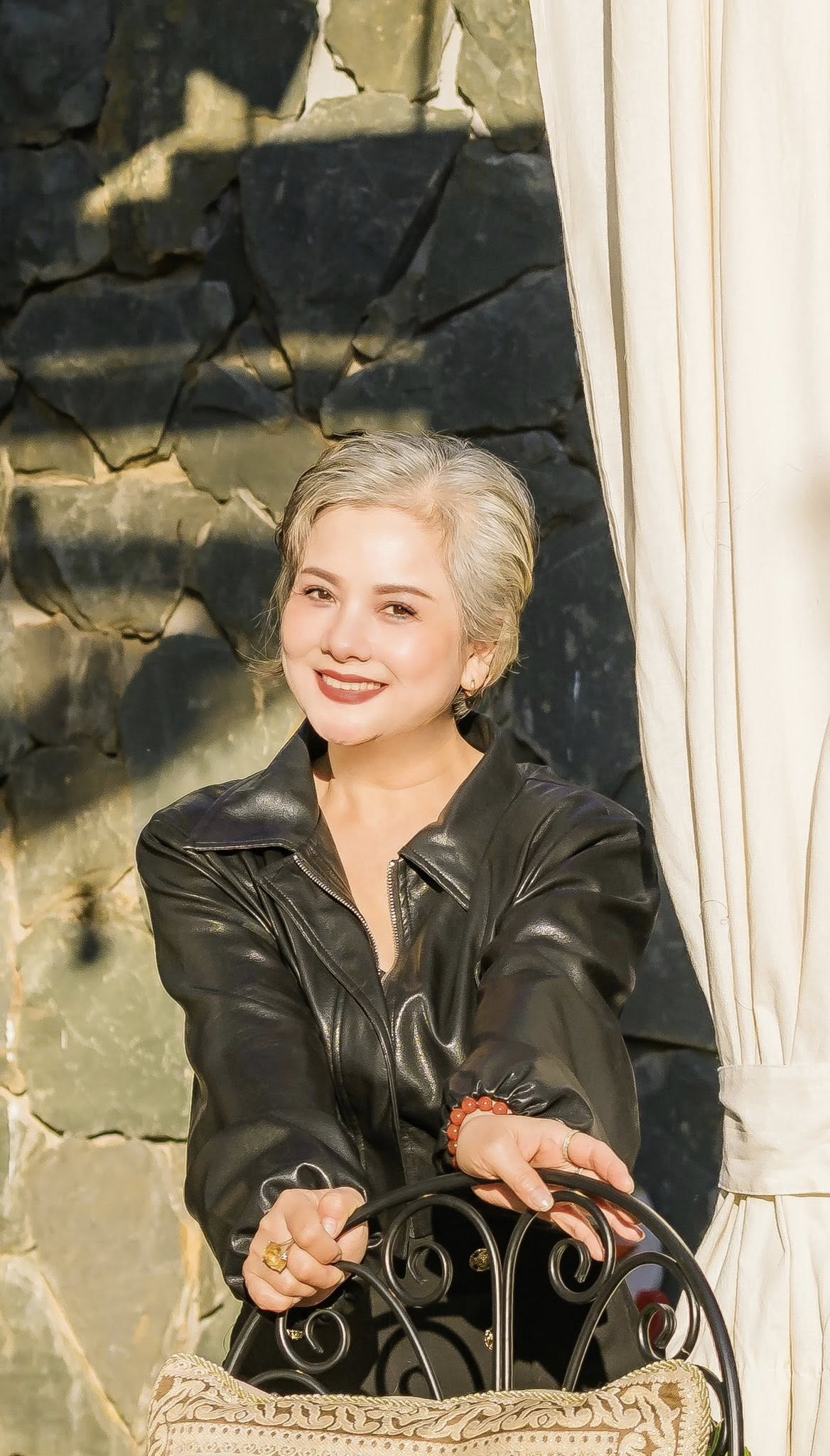 Nữ Đại tá là NSND, U60 tóc bạc trắng vẫn trẻ đẹp khó tin: Tập tạ thường xuyên, chồng là tài tử, đẹp trai - Ảnh 3.