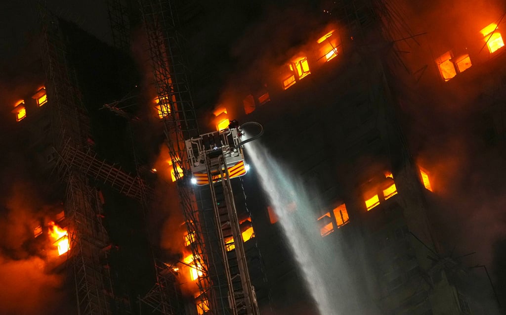 Toàn cảnh vụ cháy thảm họa nhất 3 thập kỷ ở Hong Kong (Trung Quốc): Số người tử vong chạm mốc 36, 10 tiếng cả thành phố vật lộn trong kinh hoàng- Ảnh 5. Toàn cảnh vụ cháy thảm họa nhất 3 thập kỷ ở Hong Kong (Trung Quốc): Số người tử vong chạm mốc 36, 10 tiếng cả thành phố vật lộn trong kinh hoàng- Ảnh 5.