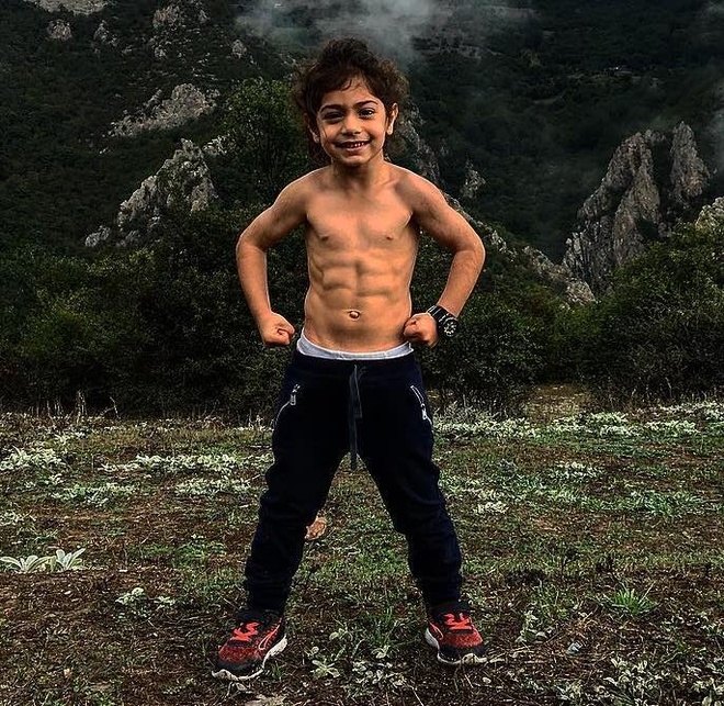 Cậu bé 5 tuổi cơ bụng đã 6 múi cuộn cuộn khiến tất cả phải ngỡ ngàng- Ảnh 1.