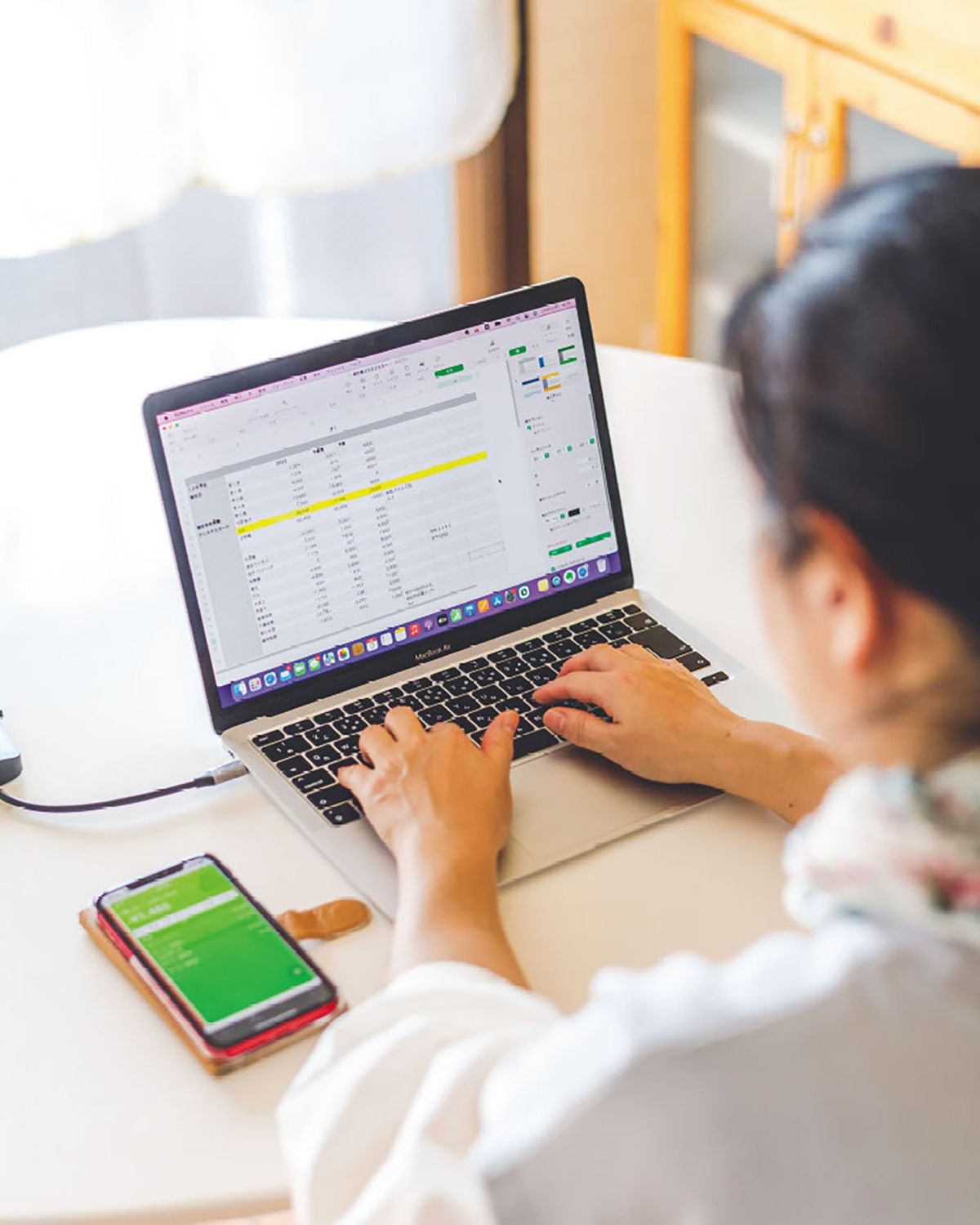 40-55 tuổi: Đừng để "trend" dắt mũi tiền bạn - 5 cách tránh mất sạch chỉ vì "đầu tư theo phong trào" - Ảnh 1. 40-55 tuổi: Đừng để "trend" dắt mũi tiền bạn - 5 cách tránh mất sạch chỉ vì "đầu tư theo phong trào" - Ảnh 1.