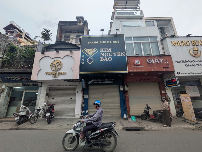 Công an TPHCM vào cuộc vụ hàng loạt khách hàng mất liên lạc với chủ tiệm vàng - Ảnh 1.