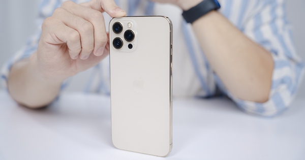 iPhone sốc gi&aacute; Black Friday: iPhone 15 Pro Max rẻ kh&ocirc;ng ngờ, iPhone 12 Pro chỉ c&ograve;n 8,99 triệu!