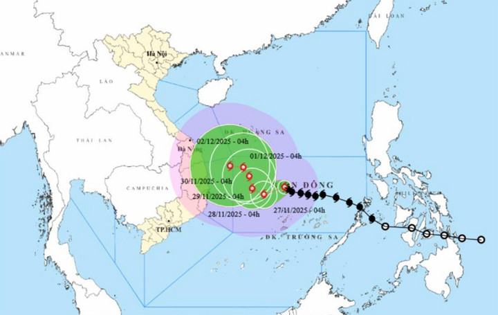 Bão số 15 Koto mạnh 4 cấp sau hơn 1 ngày vào Biển Đông, đường đi phức tạp- Ảnh 1.