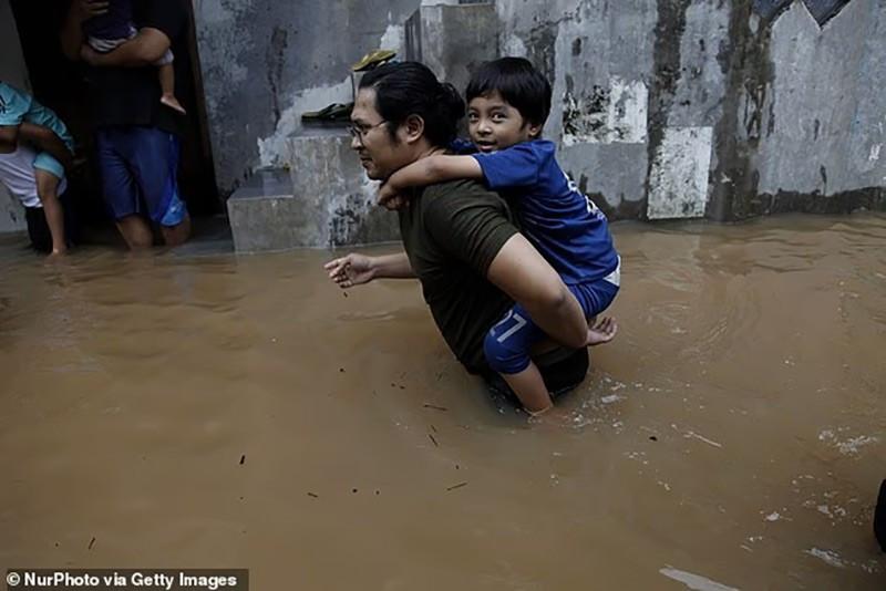 Cảnh thành phố đông nhất thế giới nhưng chìm trong ngập lụt và ô nhiễm- Ảnh 1.