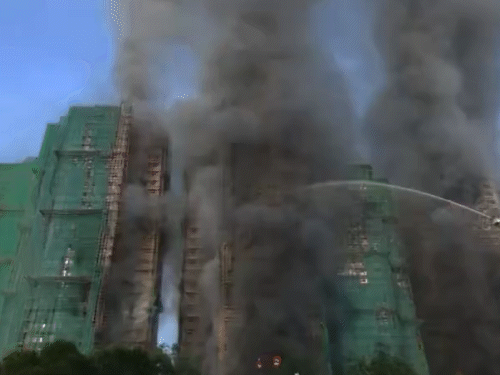 Toàn cảnh vụ cháy thảm họa nhất 3 thập kỷ ở Hong Kong (Trung Quốc): Số người tử vong chạm mốc 36, 10 tiếng cả thành phố vật lộn trong kinh hoàng- Ảnh 3. Toàn cảnh vụ cháy thảm họa nhất 3 thập kỷ ở Hong Kong (Trung Quốc): Số người tử vong chạm mốc 36, 10 tiếng cả thành phố vật lộn trong kinh hoàng- Ảnh 3.