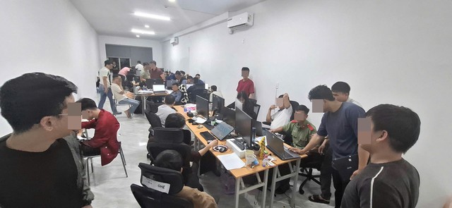 Đột kích công ty công nghệ ở Đà Nẵng: Công an phát hiện hàng chục kỹ sư Việt viết code cho loạt web cá cược, điều phối dòng tiền chảy về đối tác Campuchia - Ảnh 1. Đột kích công ty công nghệ ở Đà Nẵng: Công an phát hiện hàng chục kỹ sư Việt viết code cho loạt web cá cược, điều phối dòng tiền chảy về đối tác Campuchia - Ảnh 1.