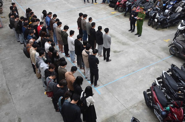 Đột kích công ty công nghệ ở Đà Nẵng: Công an phát hiện hàng chục kỹ sư Việt viết code cho loạt web cá cược, điều phối dòng tiền chảy về đối tác Campuchia - Ảnh 2. Đột kích công ty công nghệ ở Đà Nẵng: Công an phát hiện hàng chục kỹ sư Việt viết code cho loạt web cá cược, điều phối dòng tiền chảy về đối tác Campuchia - Ảnh 2.