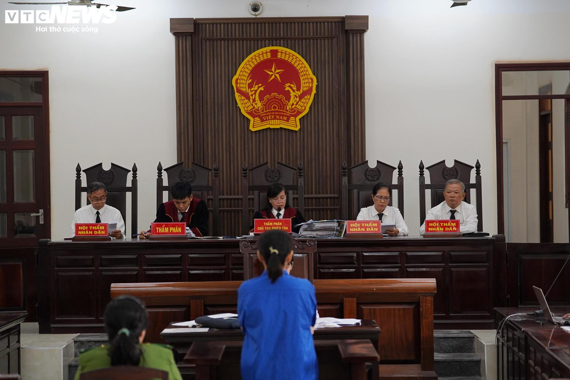 Kẻ đầu độc người thân nhận án tử hình và lời Xin lỗi muộn màng Tại phiên tòa - Ảnh 1.