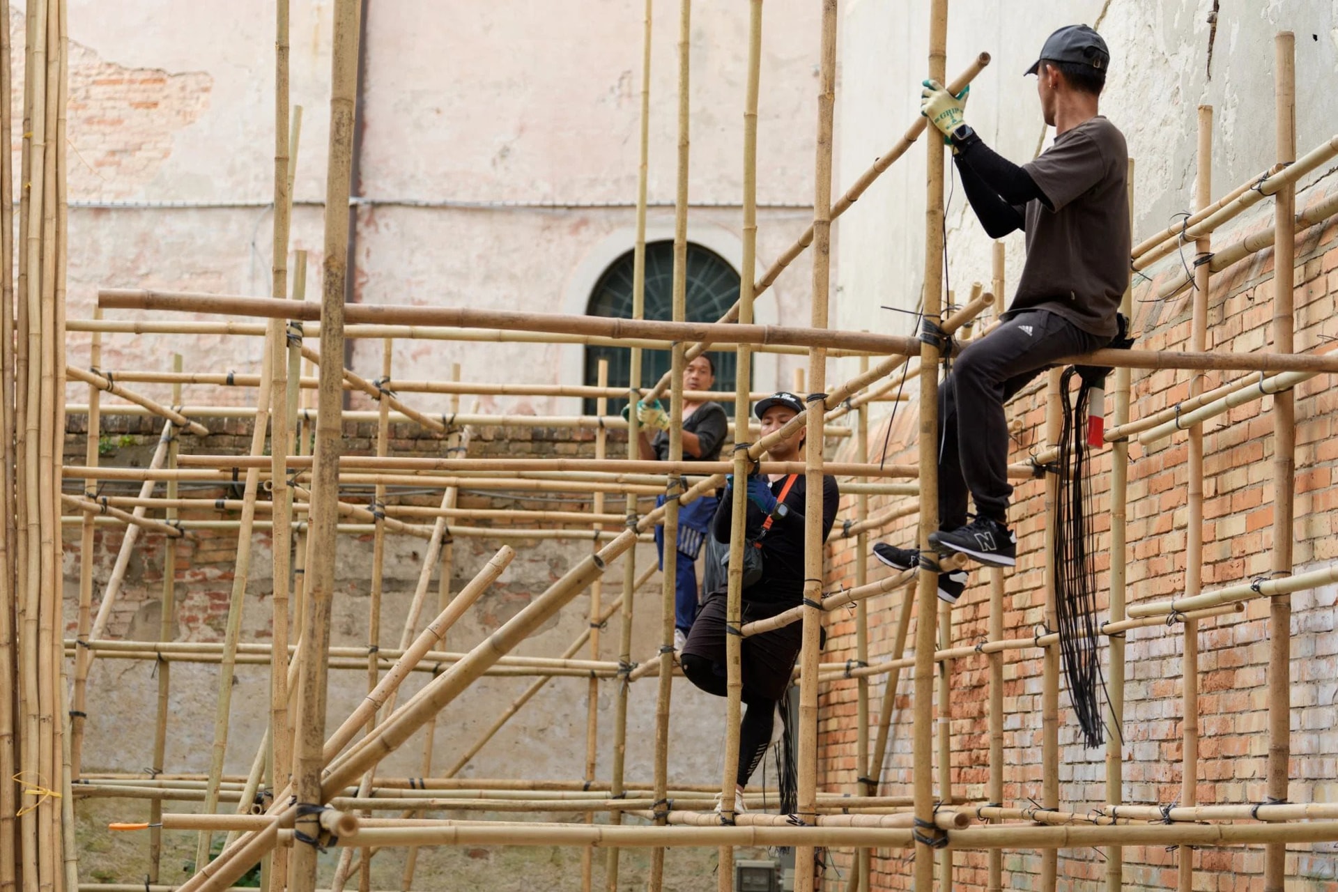 Xem kỹ thứ này người ta mới hiểu vì sao giàn giáo tre lại là "công phu nghìn năm" của các sư phụ Hong Kong- Ảnh 2.