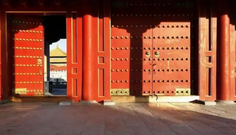 Vì sao cổng chính Tử Cấm Thành có 81 chiếc đinh mạ vàng? - Ảnh 2.