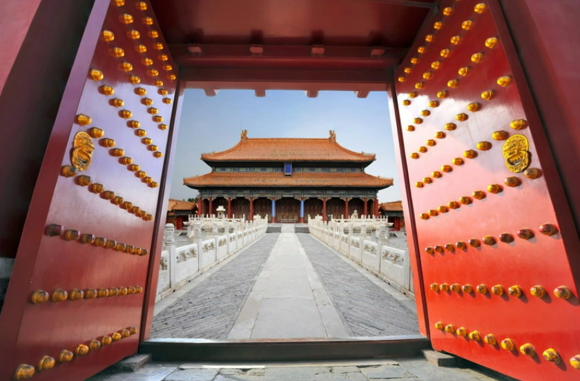 Vì sao cổng chính Tử Cấm Thành có 81 chiếc đinh mạ vàng? - Ảnh 1.