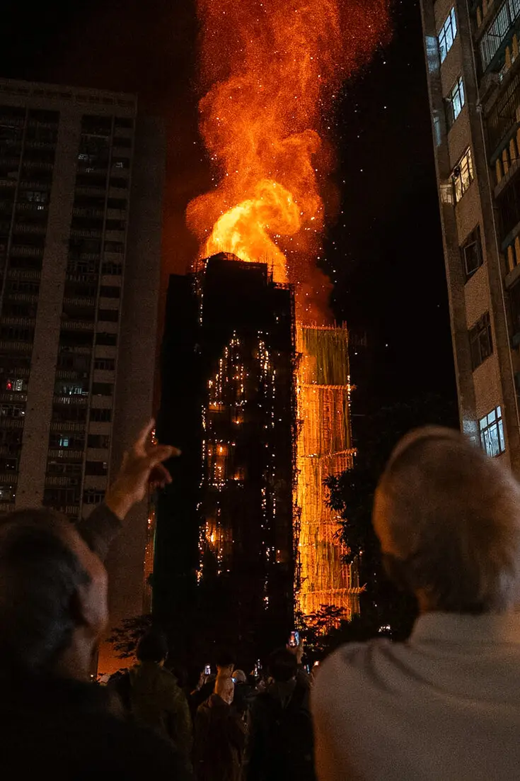 Toàn cảnh vụ cháy thảm họa nhất 3 thập kỷ ở Hong Kong (Trung Quốc): Số người tử vong chạm mốc 36, 10 tiếng cả thành phố vật lộn trong kinh hoàng- Ảnh 7. Toàn cảnh vụ cháy thảm họa nhất 3 thập kỷ ở Hong Kong (Trung Quốc): Số người tử vong chạm mốc 36, 10 tiếng cả thành phố vật lộn trong kinh hoàng- Ảnh 7.