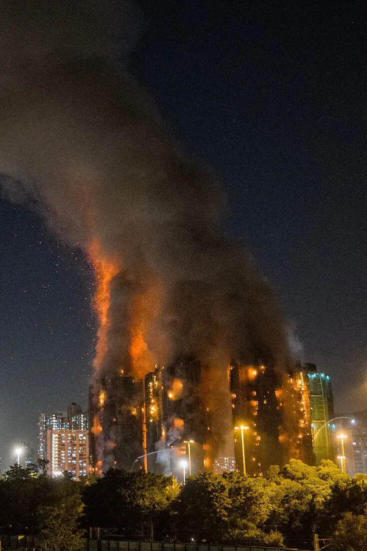 Toàn cảnh vụ cháy thảm họa nhất 3 thập kỷ ở Hong Kong (Trung Quốc): Số người tử vong chạm mốc 36, 10 tiếng cả thành phố vật lộn trong kinh hoàng- Ảnh 8. Toàn cảnh vụ cháy thảm họa nhất 3 thập kỷ ở Hong Kong (Trung Quốc): Số người tử vong chạm mốc 36, 10 tiếng cả thành phố vật lộn trong kinh hoàng- Ảnh 8.