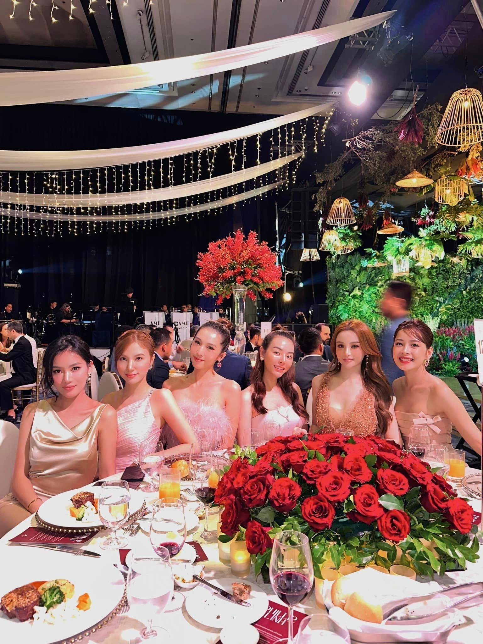 Cùng làm cô dâu nhưng Tiên Nguyễn được nhà tỷ phú Cùng làm cô dâu nhưng Tiên Nguyễn được nhà tỷ phú