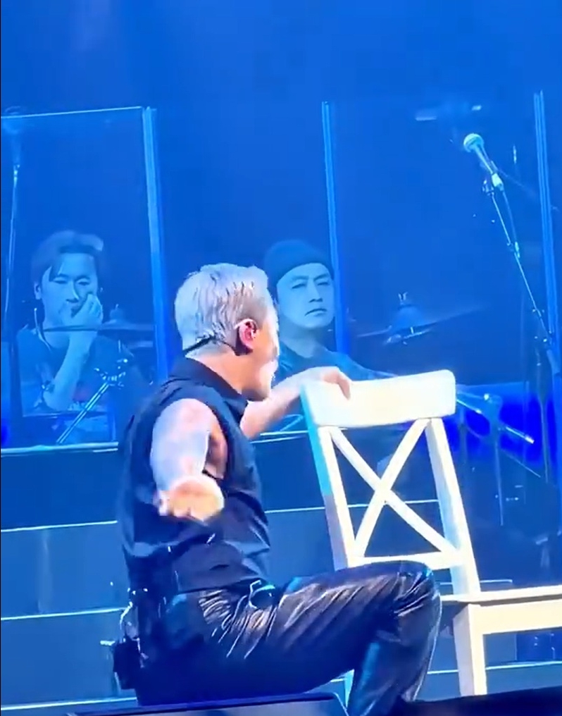 Thiếu gia showbiz lộ ảnh giường chiếu đang làm gì mà khó coi vậy?- Ảnh 3. Thiếu gia showbiz lộ ảnh giường chiếu đang làm gì mà khó coi vậy?- Ảnh 3.