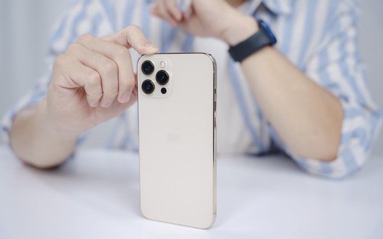 iPhone sốc giá Black Friday: iPhone 15 Pro Max rẻ không ngờ, iPhone 12 Pro chỉ còn 8,99 triệu!- Ảnh 1.