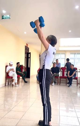 Nữ Đại tá là NSND, U60 tóc bạc trắng vẫn trẻ đẹp khó tin: Tập tạ thường xuyên, chồng là tài tử, đẹp trai - Ảnh 4.