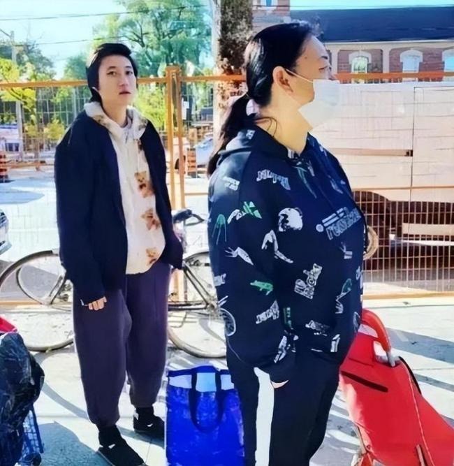 Xót xa cảnh "con rơi" Thành Long sống lang bạt nghèo khổ, bán hàng rong nuôi bạn gái đồng giới- Ảnh 4. Xót xa cảnh "con rơi" Thành Long sống lang bạt nghèo khổ, bán hàng rong nuôi bạn gái đồng giới- Ảnh 4.