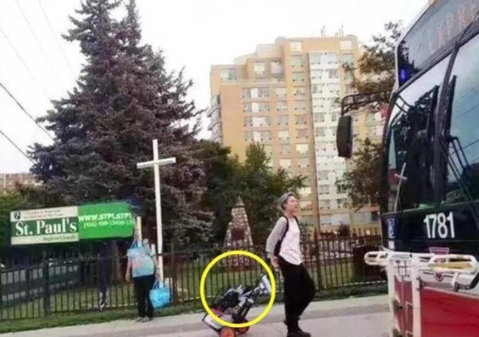 Xót xa cảnh "con rơi" Thành Long sống lang bạt nghèo khổ, bán hàng rong nuôi bạn gái đồng giới- Ảnh 3. Xót xa cảnh "con rơi" Thành Long sống lang bạt nghèo khổ, bán hàng rong nuôi bạn gái đồng giới- Ảnh 3.