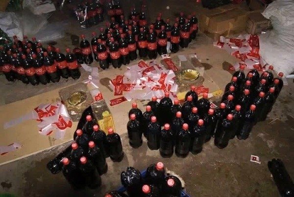 Đột kích một nhà máy ở Pakistan, công an triệt phá đường dây sản xuất nước ngọt giả, tich thu hơn 2.000 lít hóa chất cùng lượng lớn chai lọ, máy chiết rót - Ảnh 1.