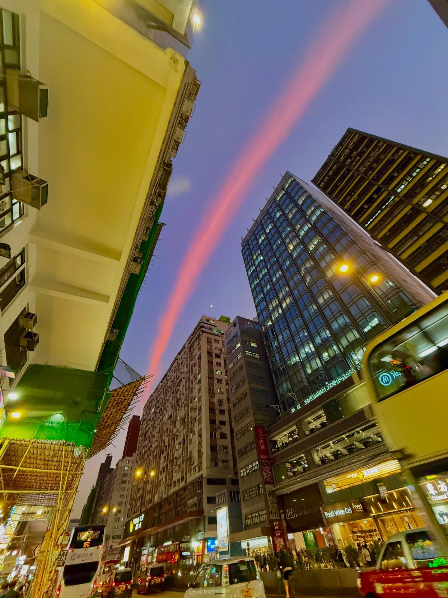 "C&acirc;y cầu lạ" xuất hiện tr&ecirc;n bầu trời Hong Kong (Trung Quốc) sau 3 tiếng vụ ch&aacute;y như tận thế- Ảnh 5.