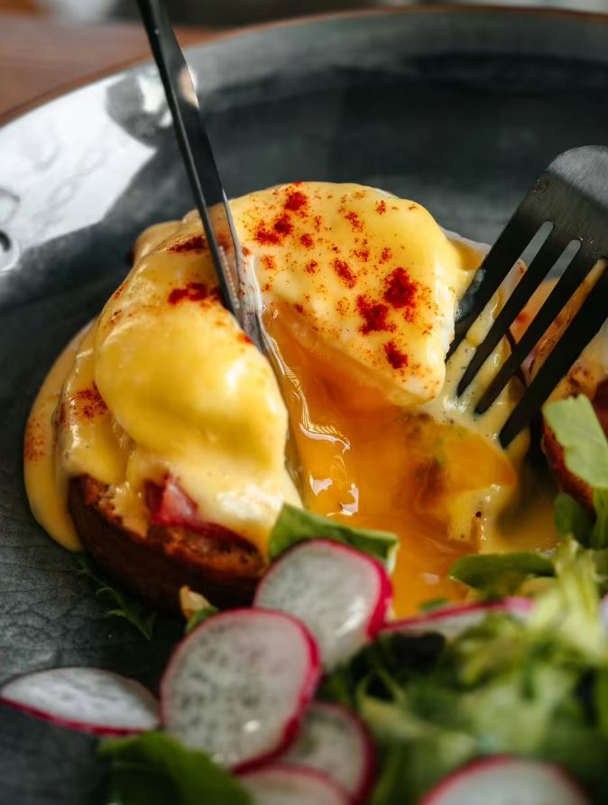 Đừng Chần Trứng Bằng Nồi Nữa, Làm Cách Này Chỉ Mất 45 Giây Mà Kết Quả Thì “Đáng Kinh Ngạc”- Ảnh 1.