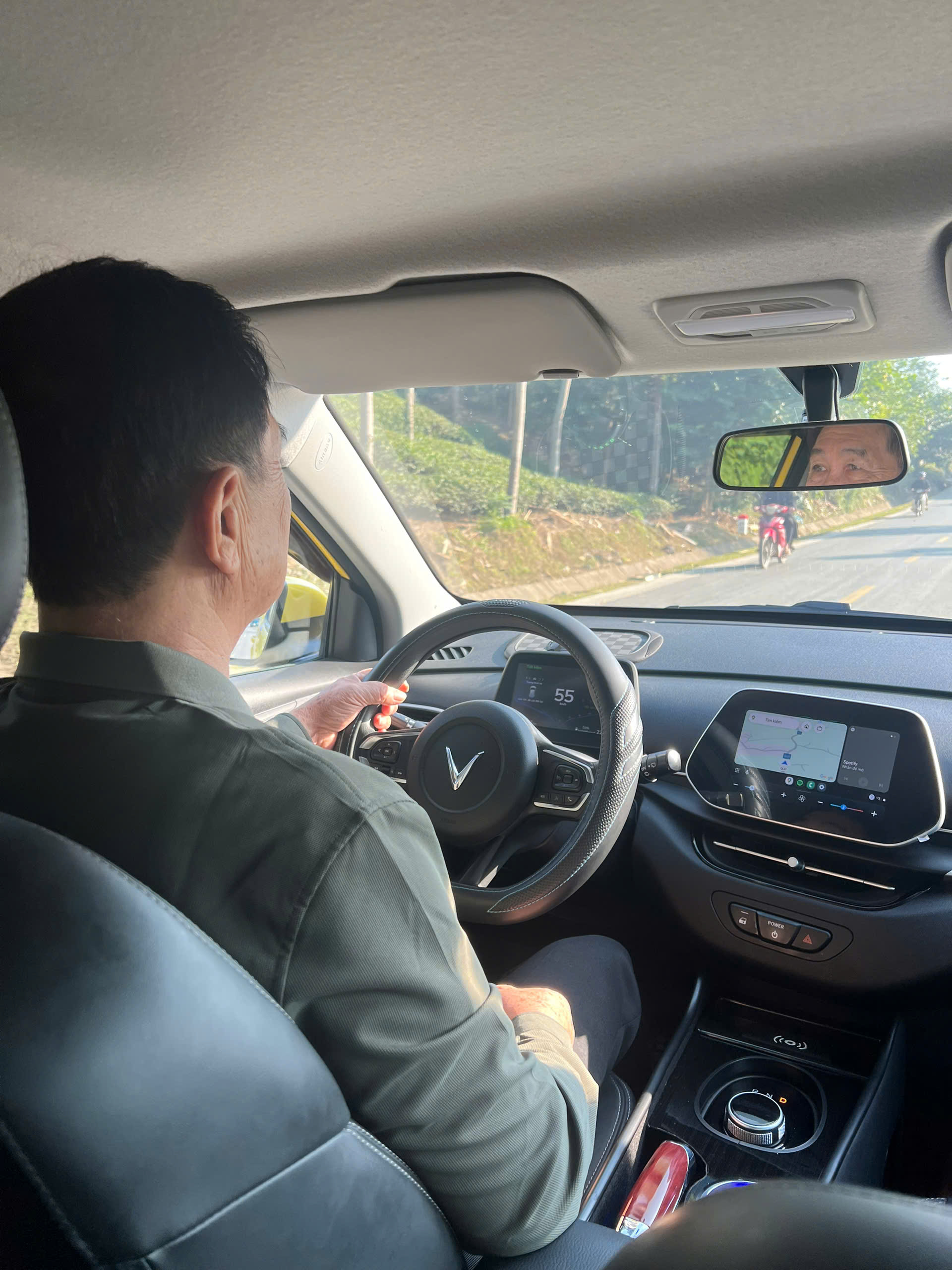 Từ đường Trường Sơn đến những cung đường làng: Lý do thật sự phía sau quyết định gây ngạc nhiên cả xóm của một cựu chiến binh 73 tuổi khi chuyển sang xe điện?- Ảnh 1. Từ đường Trường Sơn đến những cung đường làng: Lý do thật sự phía sau quyết định gây ngạc nhiên cả xóm của một cựu chiến binh 73 tuổi khi chuyển sang xe điện?- Ảnh 1.