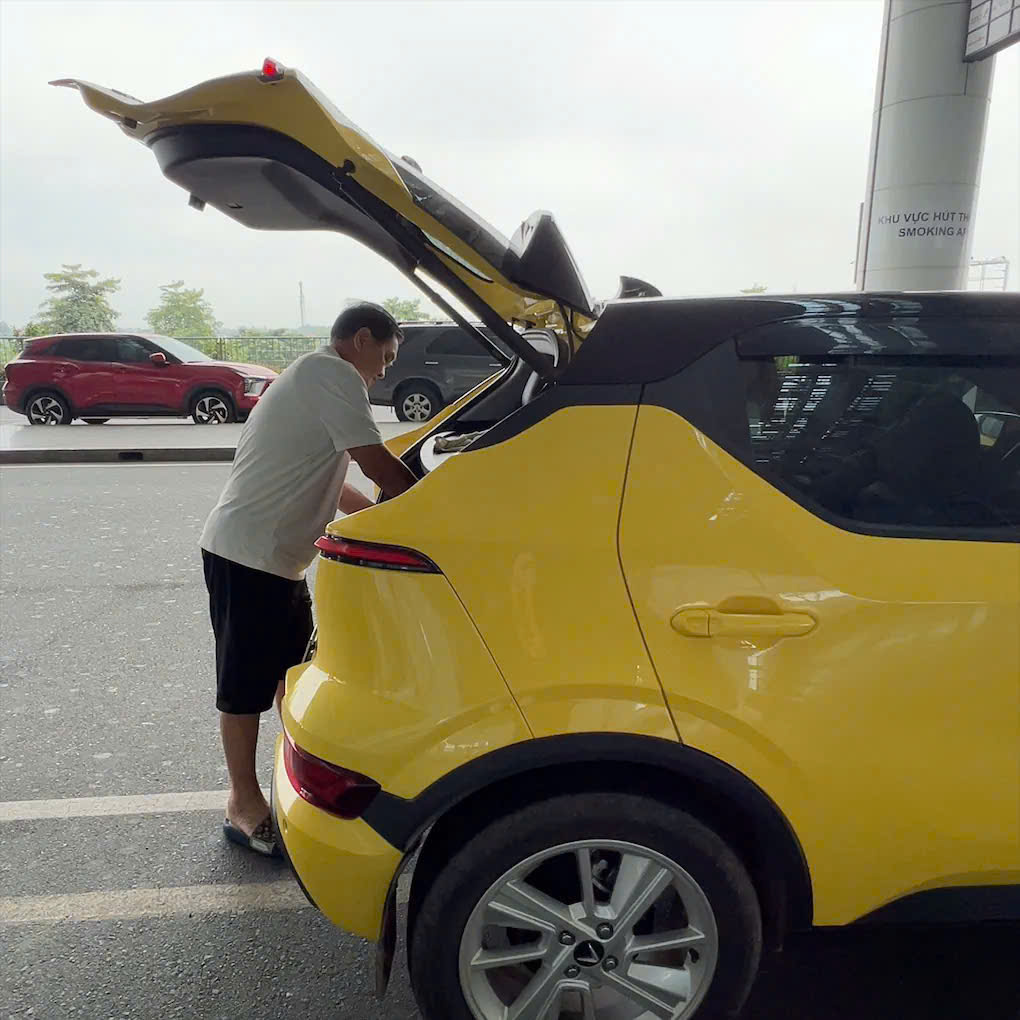 Từ đường Trường Sơn đến những cung đường làng: Lý do thật sự phía sau quyết định gây ngạc nhiên cả xóm của một cựu chiến binh 73 tuổi khi chuyển sang xe điện?- Ảnh 4. Từ đường Trường Sơn đến những cung đường làng: Lý do thật sự phía sau quyết định gây ngạc nhiên cả xóm của một cựu chiến binh 73 tuổi khi chuyển sang xe điện?- Ảnh 4.