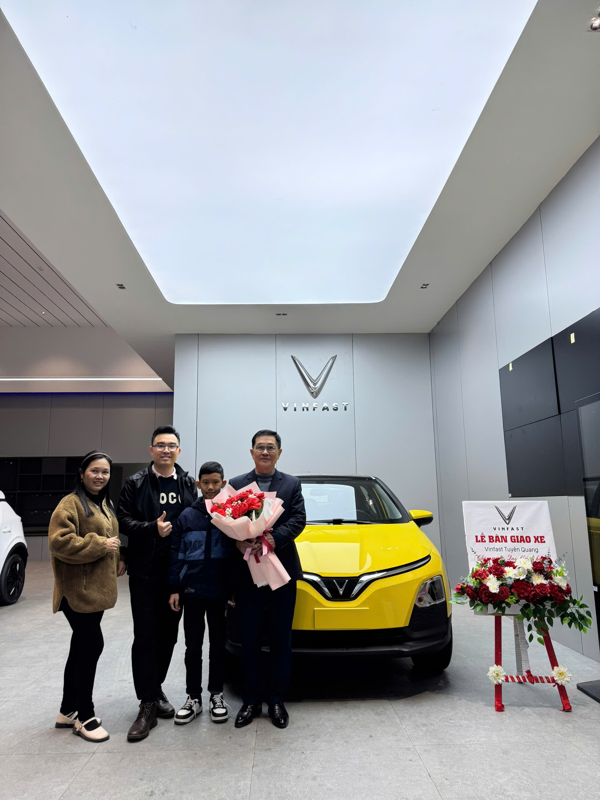 Từ đường Trường Sơn đến những cung đường làng: Lý do thật sự phía sau quyết định gây ngạc nhiên cả xóm của một cựu chiến binh 73 tuổi khi chuyển sang xe điện?- Ảnh 3. Từ đường Trường Sơn đến những cung đường làng: Lý do thật sự phía sau quyết định gây ngạc nhiên cả xóm của một cựu chiến binh 73 tuổi khi chuyển sang xe điện?- Ảnh 3.